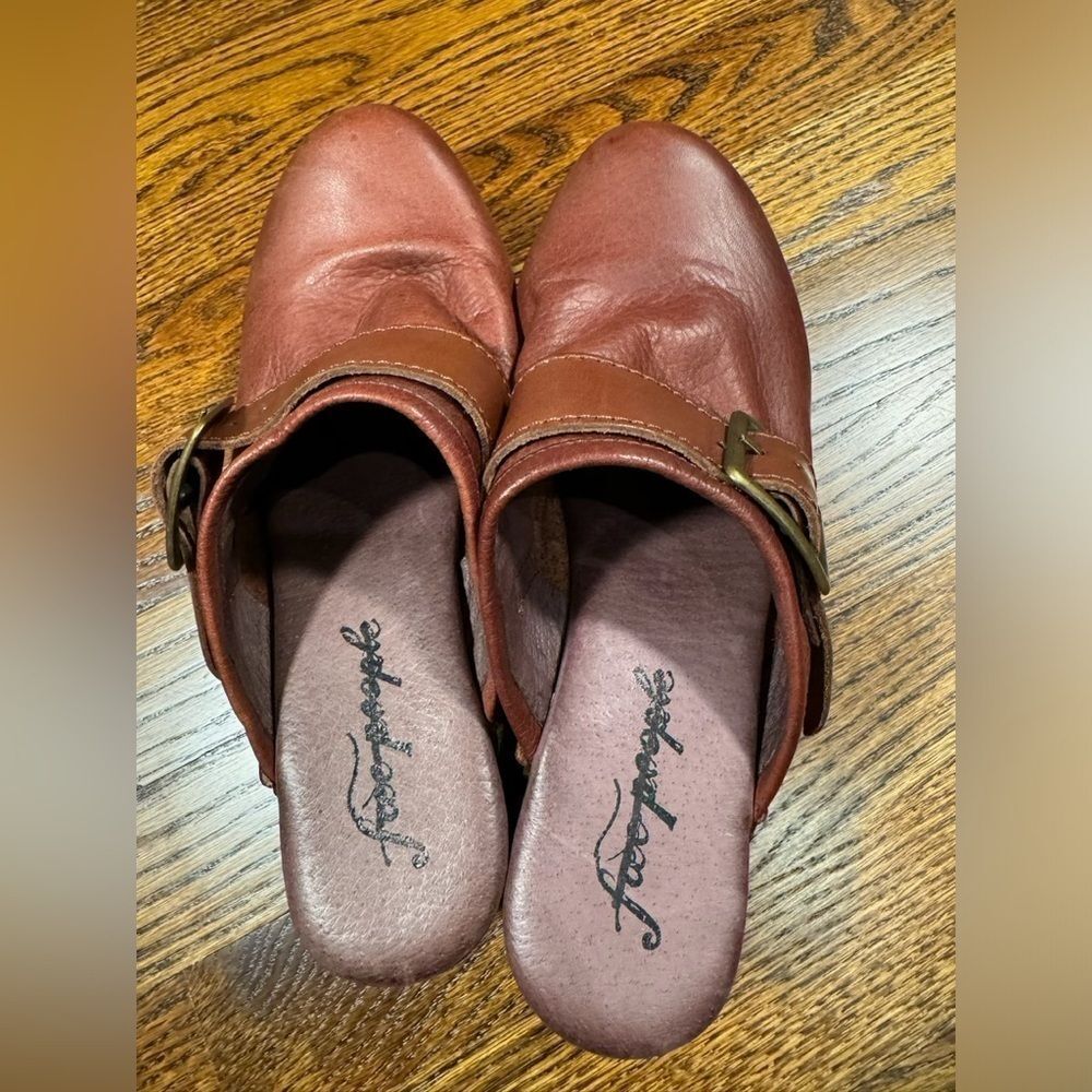 Free People FP Collection Culver City Clogs
Mahogany Leather size 37 / US 7 - Picture 7 of 7